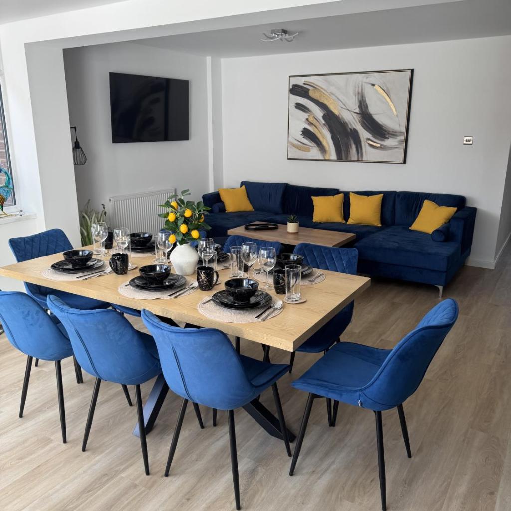 Photograph of Modern 4-Bed House - Hot Tub & Sauna - Sleeps 14
