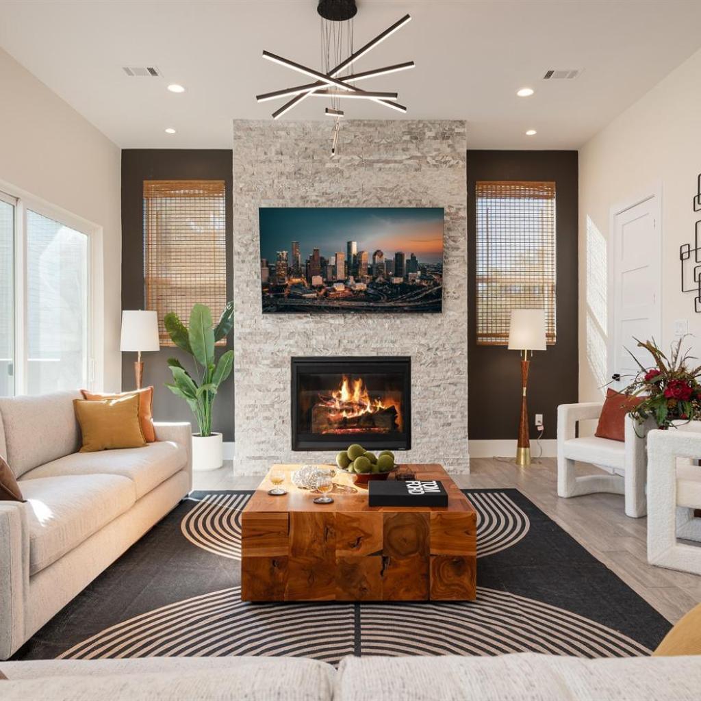 Photograph of 3 Luxe Homes 12BR Groups & Family Sleeps 30