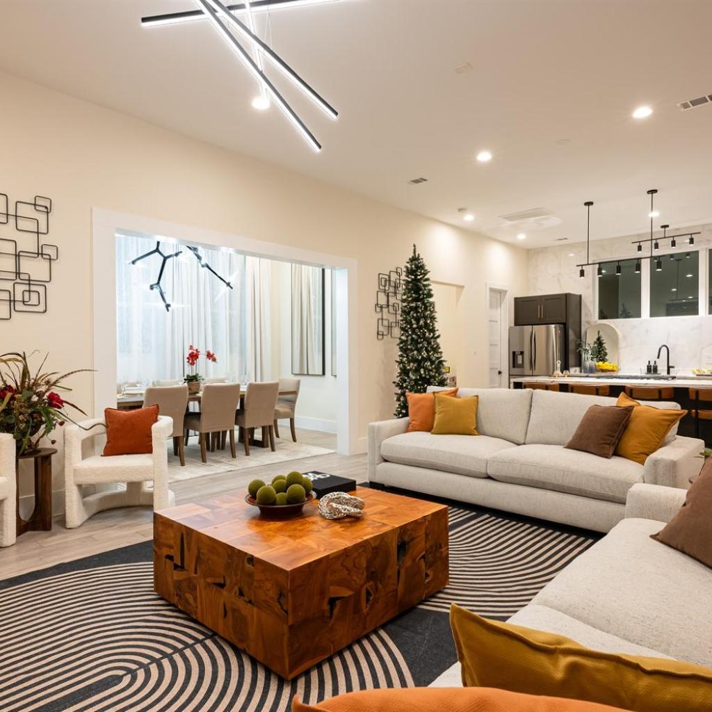 Photograph of 3 Luxe Homes 12BR Groups & Family Sleeps 30