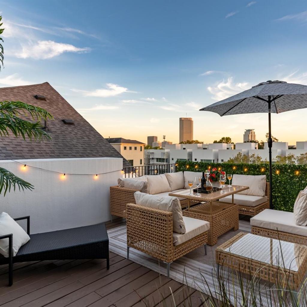 Photograph of 3 Luxe Homes 12BR Groups & Family Sleeps 30