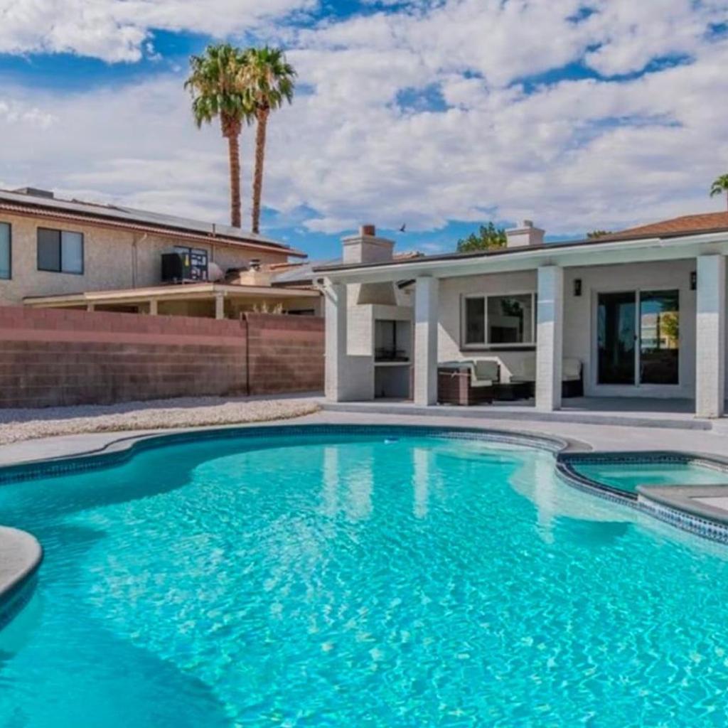 Photograph of LUX 6BR 3 Suites 3 Kitchen Pool Huge Backyard Games