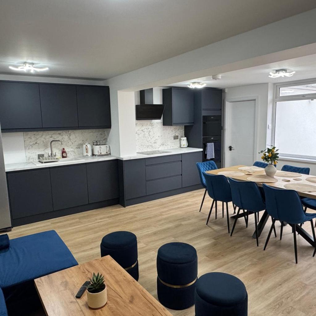 Photograph of Modern 4-Bed House - Hot Tub & Sauna - Sleeps 14