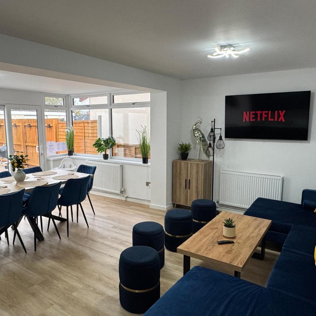 Photograph of Modern 4-Bed House - Hot Tub & Sauna - Sleeps 14