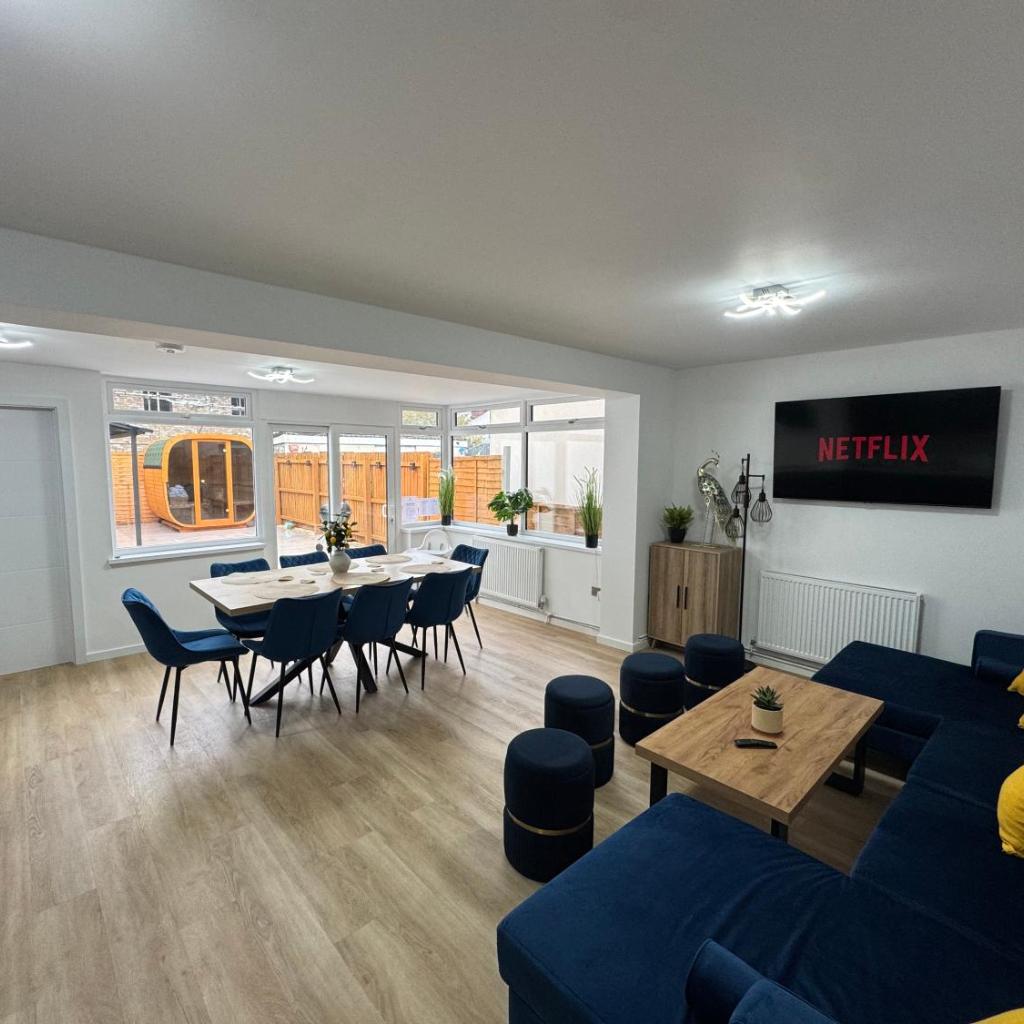 Photograph of Modern 4-Bed House - Hot Tub & Sauna - Sleeps 14