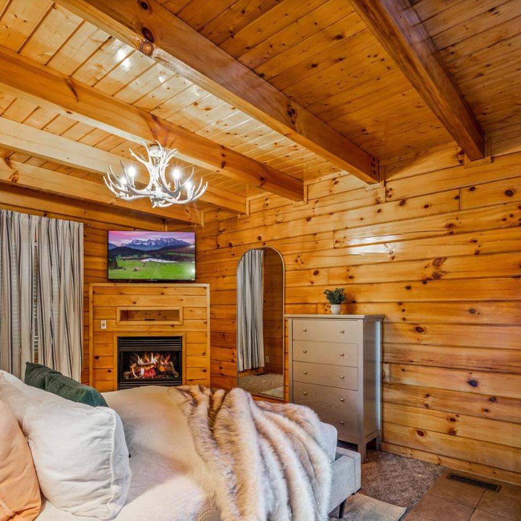 Photograph of Blackberry Cobbler- Romantic Hideaway, Hot Tub, Scenic Views, Dogs OK