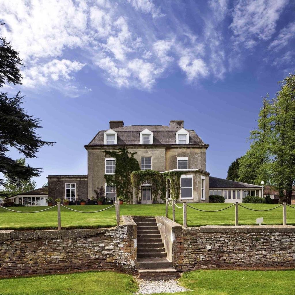 Photograph of Mercure Bristol North The Grange Hotel