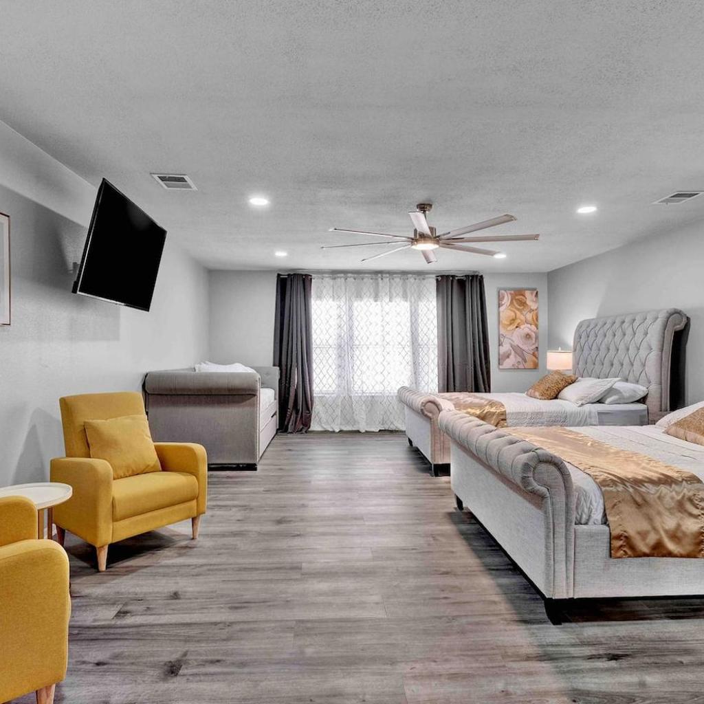 Photograph of Stylish Home Gameroom pool access, near SixFlag