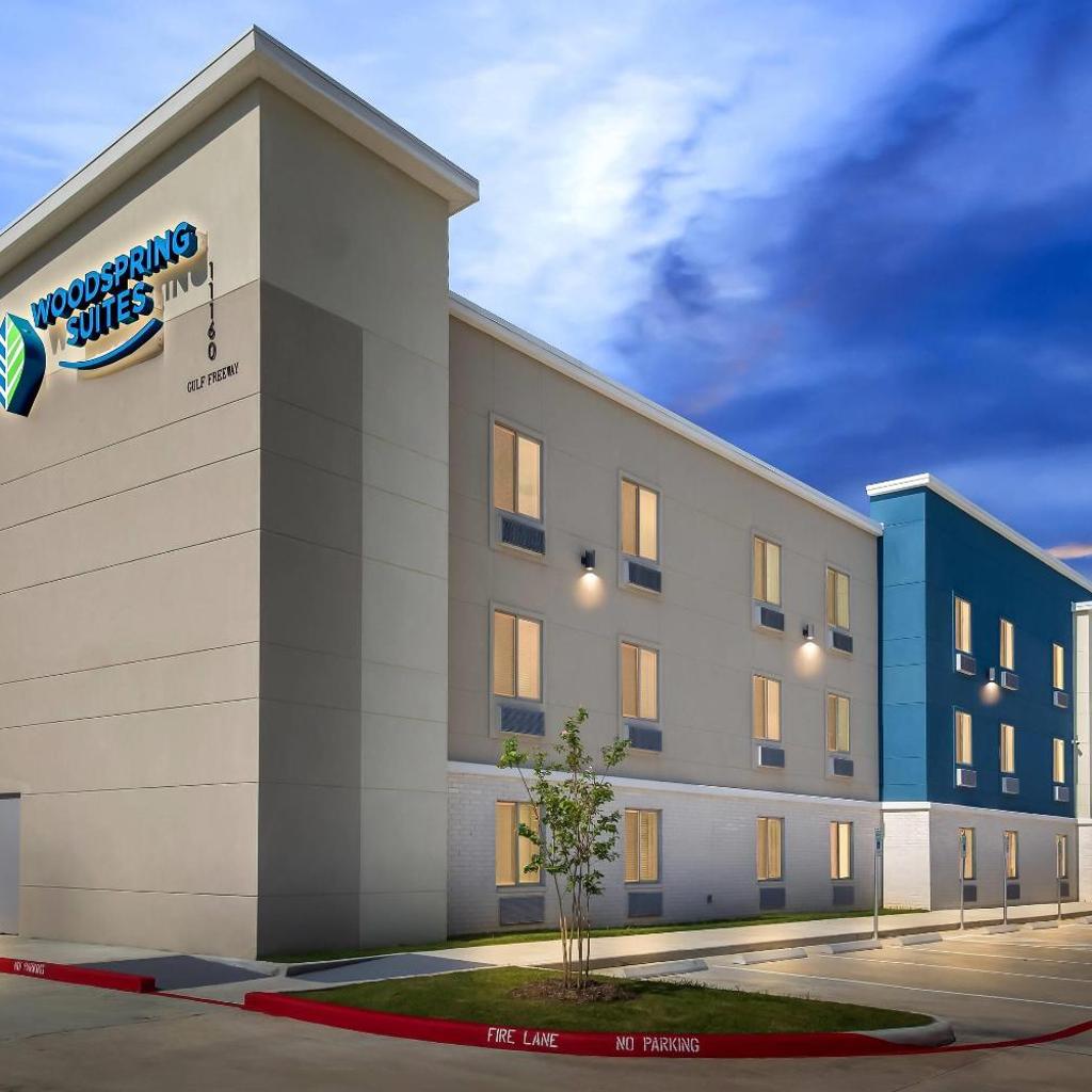 Photograph of WoodSpring Suites South Houston Hobby