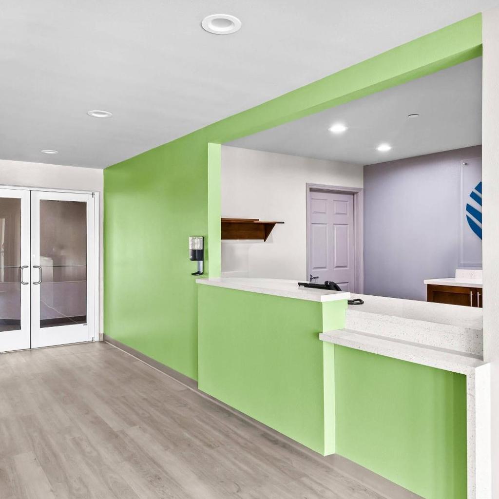 Photograph of WoodSpring Suites South Houston Hobby