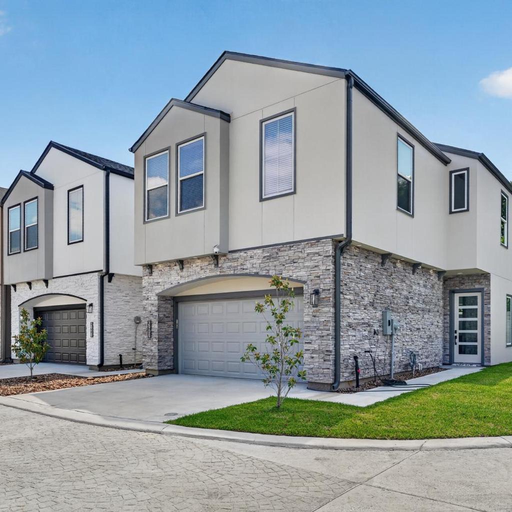 Photograph of Houston Retreat: Gated Community Near the Galleria