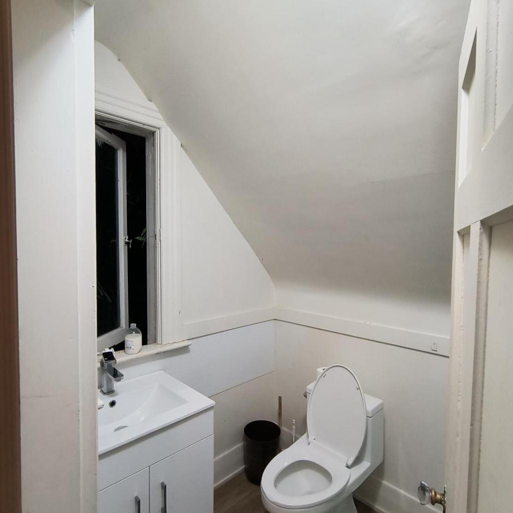 Photograph of Upper floor 6450 Cedarhurst street