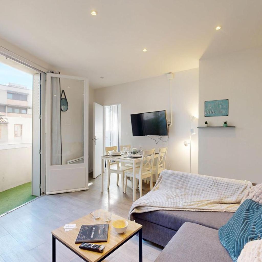 Photograph of Le Cosmique by expat renting - Central - Wifi