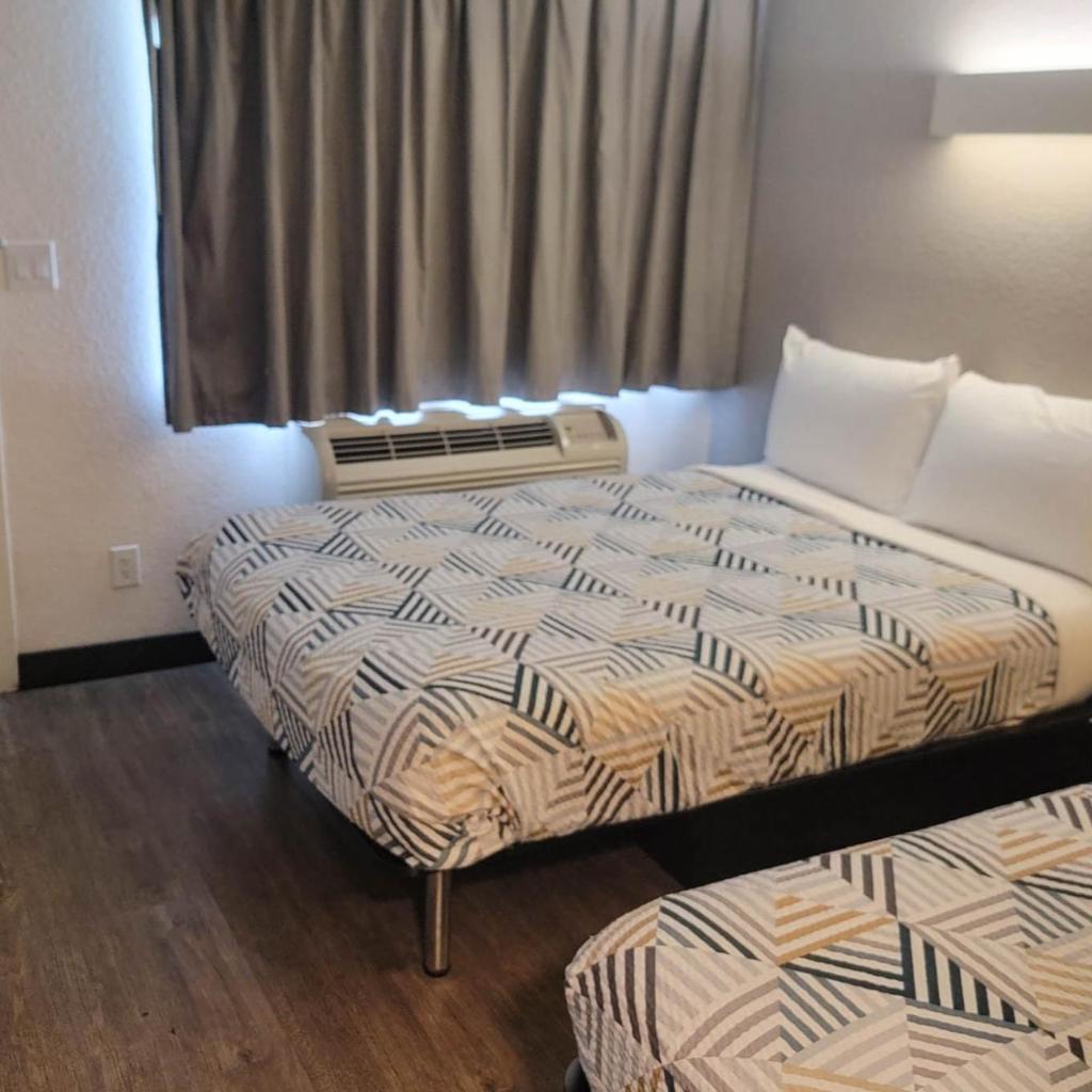 Photograph of Studio 6 Suites Las Vegas, NV - Tropicana