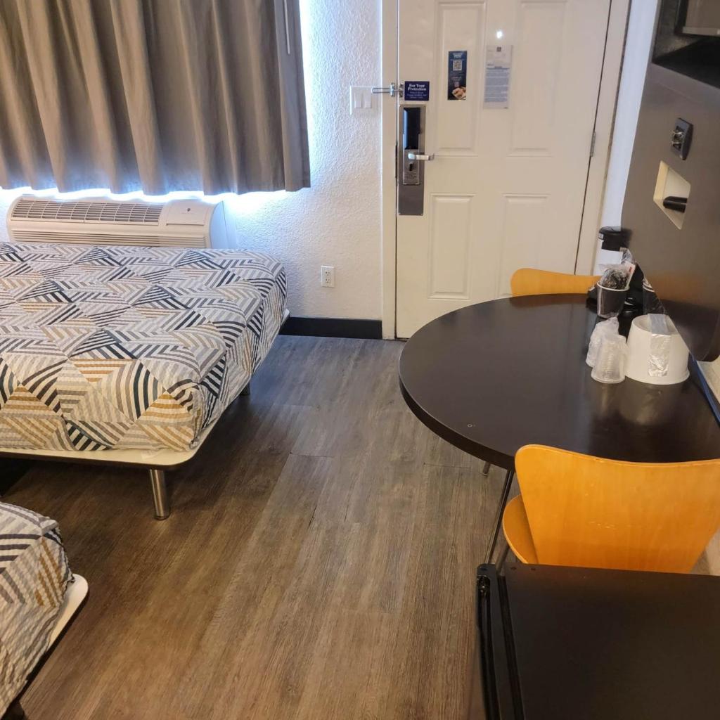 Photograph of Studio 6 Suites Las Vegas, NV - Tropicana