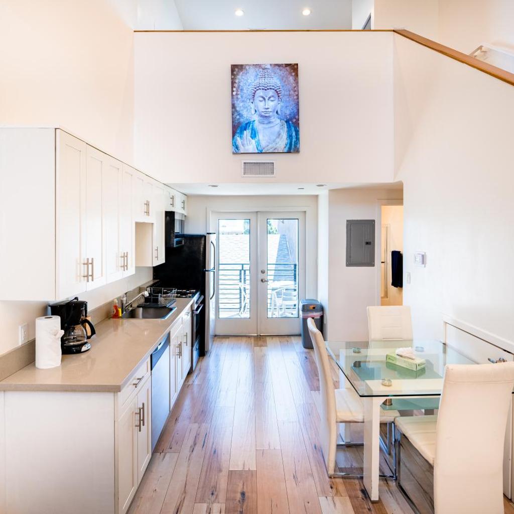Photograph of Modern 1-Bedroom Hollywood Loft with Free Private Parking