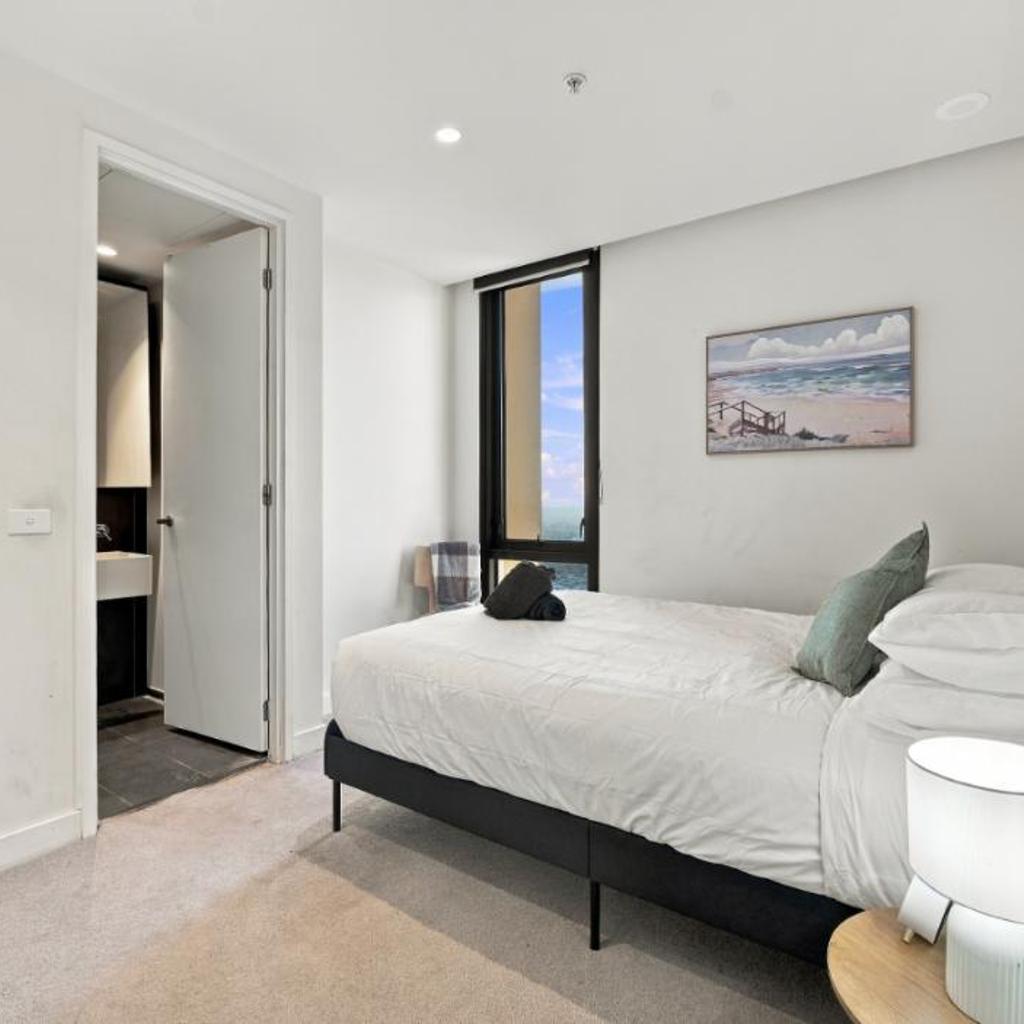 Photograph of Luxury CBD 2BR Apt with Pool, Gym, City Views