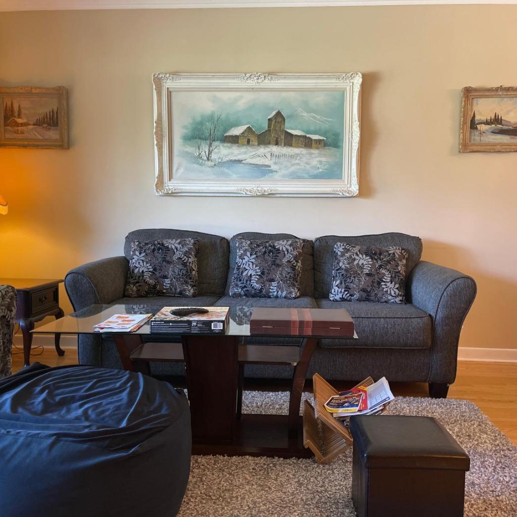 Photograph of 4 BR House Toronto near TTC Sleeps 4-8 STR