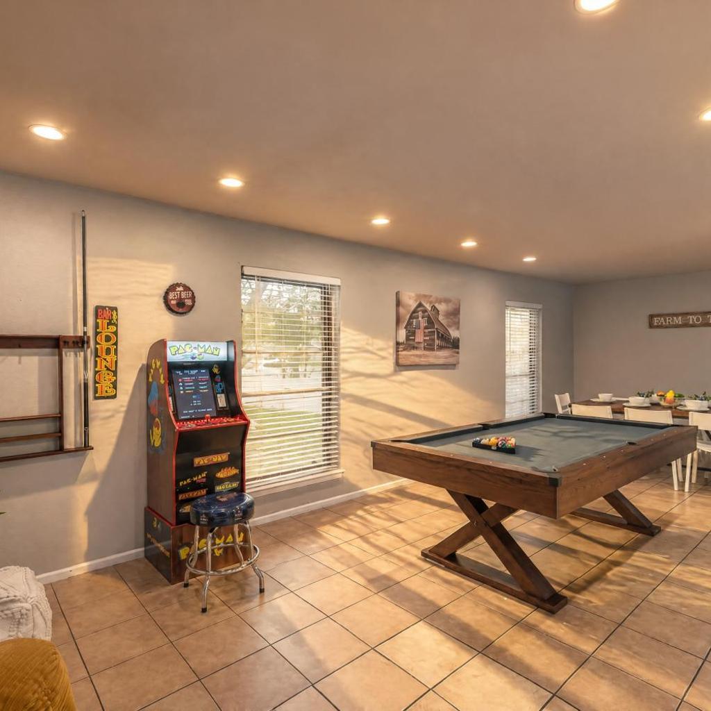 Photograph of Pool, Game Room & Mini Golf near Six Flags