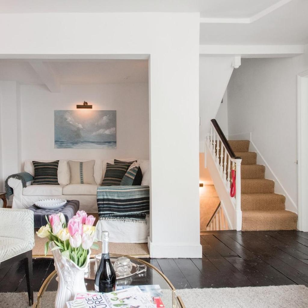 Photograph of Stylish & Spacious City Center Georgian Townhouse