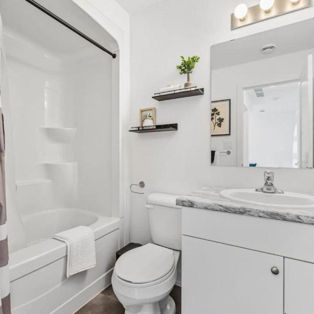 Photograph of New 2-Bedroom Suite Sleeps 5 7 Minutes to the Falls & Free Parking