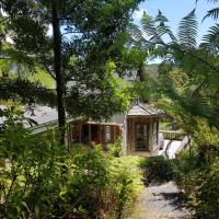 Whalers Cottage, hotel in Great Barrier Island