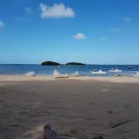 Azuri Apartment with Beach, Pools, Gym, Golf, Shops, Restaurants, Spa, Boat activities, Tennis &Paddle court, kids corner, hôtel à Roches Noires