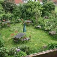 Apartments Café Brennnessel, отель в городе Veltheim