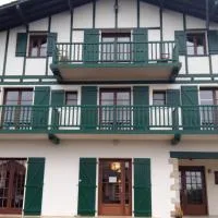 Hotel Mendionde, hotel sa Saint-Pée-sur-Nivelle