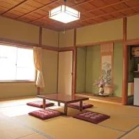 Kikuya Ryokan، فندق في Tonosho