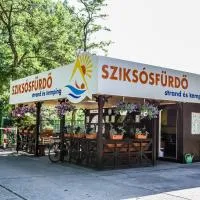 Sziksósfürdő Strand és Kemping, hotel i Szeged