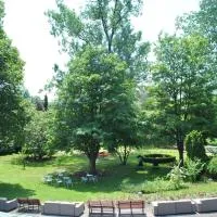 La Roseraie. Gaume-Ardenne-lacuisine sur Semois. – hotel w mieście Florenville