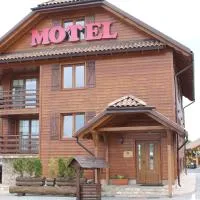 Pod Strzechą, Hotel in Malawa