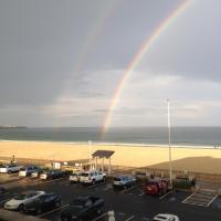 Ocean Front condo in the heart of Hampton Beach &ndash; hotel w mieście Hampton