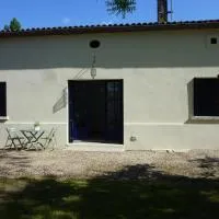 Tour Rouge Gites, hotel v destinaci Virazeil