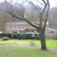 Family holiday home with beautiful garden beside the Ourthe and the RAVeL、Comblain-au-Pontのホテル