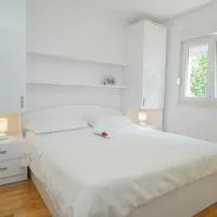 Holiday house between the sea and lakes, hotel em Grubine