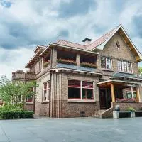 Guesthouse Villa Emmen, хотел в Емен