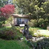 Driftwood Village Cottages، فندق في Sturdies Bay