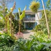 Logis Hotel Les Fuchsias, hotel di Saint-Vaast-la-Hougue