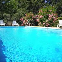 Au Bien Etre piscine chauffée, hotel din Villecroze