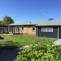 Detached bungalow situated directly at a large sand dunes and nature area, hotel in Ballum