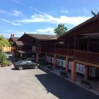 PuengLuang Hotel, hótel í Damnoen Saduak