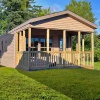 Bear Cave Camping Resort, хотел в Buchanan