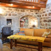 Cozy Holiday Home in La Souche by Le Lignon River, viešbutis mieste La Souche