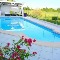 Villa Améthyste avec grande piscine privée, jardin clos, parking privé、ル・ロベールのホテル