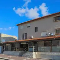 Amigo Hotel On The Beach - With Shelter, hotel a Nahariyya