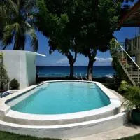 Anton's Beach Resort, готель у місті Ослоб