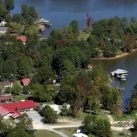Bay Springs Country Inn & Marina, מלון בCentre