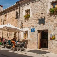 Hostal-Bar Restaurante "La Fuente", hotel a Rabé de las Calzadas