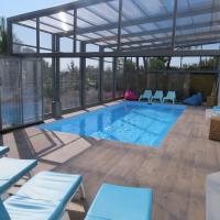 villa 12 pers climatisée, piscine chauffée couverte ou non,2km mer, golf, jardin